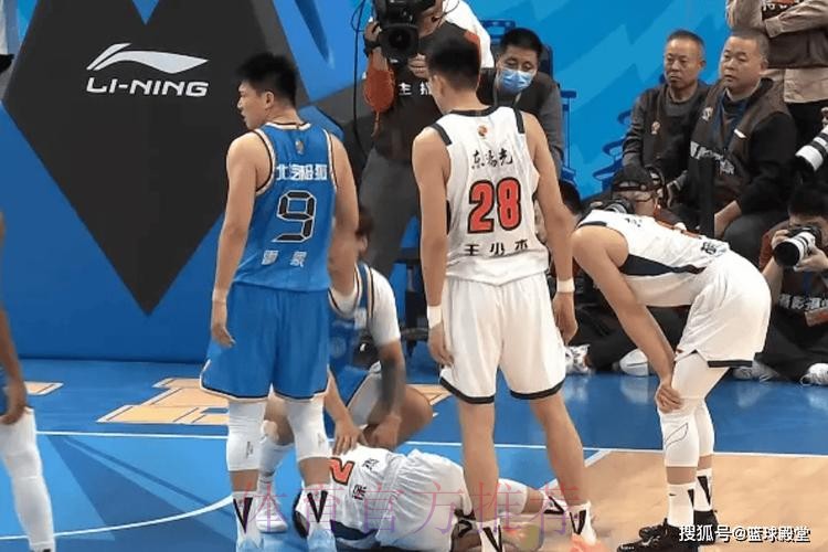 北京半场打花广东!曾凡博+双外41分,萨姆纳空砍23分,徐杰伤退 北京半场打花广东!曾凡博+双外41分,萨姆纳空砍23分,徐杰伤退